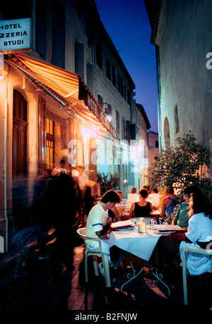 Diners de manger en plein air à French Village arles Banque D'Images