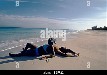 Couple sur la plage à côté de la mer Varadero, Cuba Banque D'Images