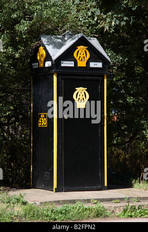 Un ancien style AA phone box. Banque D'Images