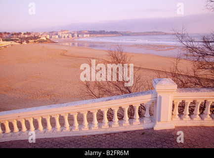 La plage El Sardinero, à l'aube. Santander. Cantabria province. L'Espagne. Banque D'Images