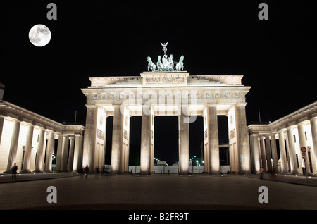 Porte de Brandebourg de nuit avec la pleine lune dans le ciel Berlin Allemagne Avril 2008 Banque D'Images