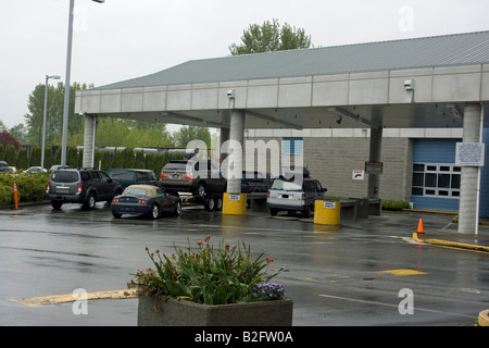 Questions et d'agents des services frontaliers ou inspecte un entrant dans le port d'entrée américain Washington de Sumas. Banque D'Images