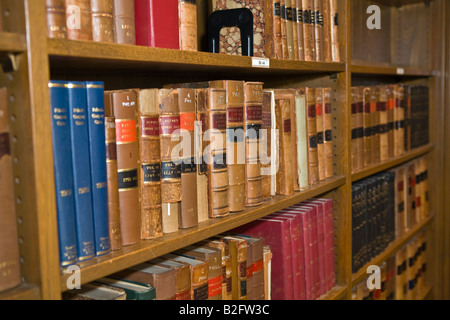 Les livres de droit usé sur les étagères Banque D'Images