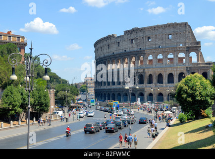 Le Colisée, le grand symbole de l'éternité de Rome. Vue sur la Via dei Fori Imperiali, le Colisée à Rome, Latium, Italie. Banque D'Images