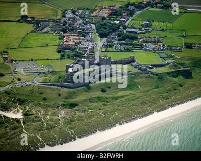 Château de Bamburgh et village, sur la côte de Northumbrie, Northumberland, Angleterre du Nord-Est Banque D'Images