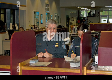 Questions et d'agents des services frontaliers ou inspecte un entrant dans le port d'entrée américain Washington de Sumas. Banque D'Images