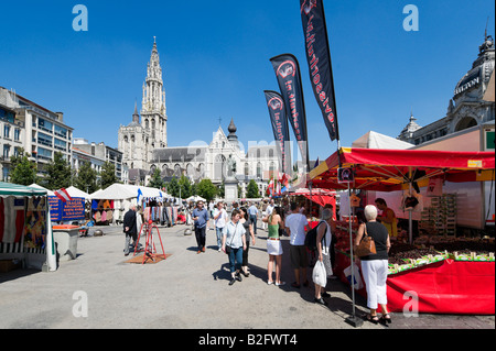 Marché du jeudi dans la Groenplaats avec Onze Lieve Vrouwekathedraal derrière, centre de la vieille ville, Anvers, Belgique Banque D'Images