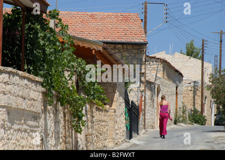 Chypre. Une rue dans le village de Lofou dans la basse montagnes Troodos. Banque D'Images