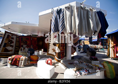 Échoppe de marché avec des tapis et des ponchos.marché Otavalo dans la province d'Imbabura, Équateur. Ciel bleu, ensoleillé.70333  Equateur Otavalo Banque D'Images