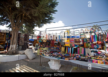 Décrochage du marché avec des sacs à main et de tapis tissé et perforé.marché Otavalo dans la province d'Imbabura, Équateur. Ciel bleu, ensoleillé.70336  Equateur Otavalo Banque D'Images