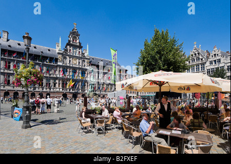 Antwer, Belgique. Café en face de l'Hôtel de ville à la Grand Place (place principale) dans le centre de la vieille ville, Antwerpen, Belgique Banque D'Images