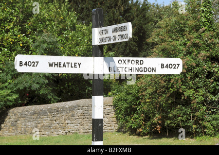 Un itinéraire traditionnel vieux poteau de signalisation à l'extérieur de l'église St Nicholas dans le village rural de Islip dans l'Oxfordshire Banque D'Images