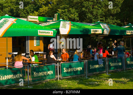 Dans le jardin de la bière Parc Letna à Prague République Tchèque Europe Banque D'Images