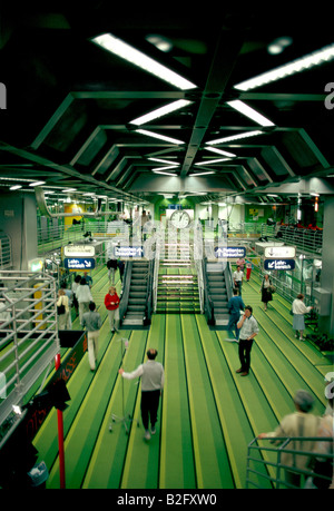 Escaliers mécaniques à l'intérieur de l'hôpital Aix-la-Chapelle, en Allemagne de l'ouest Banque D'Images