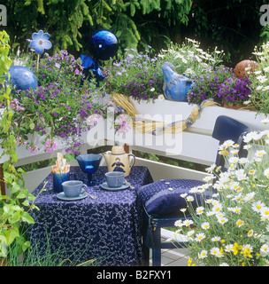 Balcon avec différentes fleurs Banque D'Images