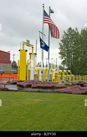 Questions et d'agents des services frontaliers ou inspecte un entrant dans le port d'entrée américain Washington de Sumas. Banque D'Images