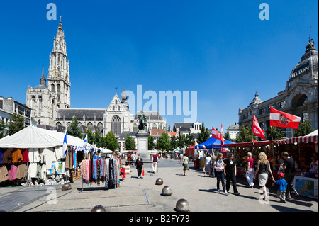 Marché du jeudi dans la Groenplaats avec Onze Lieve Vrouwekathedraal derrière, centre de la vieille ville, Anvers, Belgique Banque D'Images