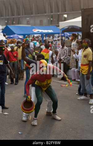 Scène de rue colorée de supporters de football à Accra au Ghana pour la journée d'ouverture de la coupe d'Afrique des nations 2008 Banque D'Images