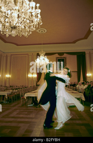 Couple valser dans une salle de bal de Vienne Banque D'Images