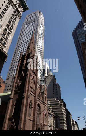 5ème avenue Presbyterian Church dans l'avant-plan et 712 5e Avenue, dans l'arrière-plan, Manhattan, New York City Banque D'Images