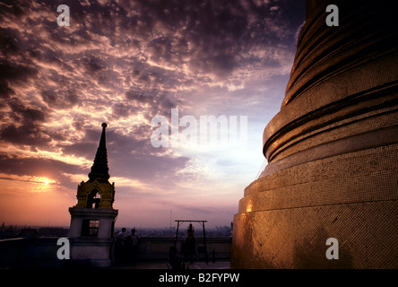 Vue sur les toits du temple au lever du soleil à Bangkok, Thaïlande. Chedi doré sur le mont d'or haut de 79 mètres au-dessus de la ville. Banque D'Images