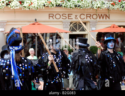 Petit-déjeuner à l'epouvantard morris dancers par Rose et Crown pub à la Warwick Folk Festival, UK 2008 Banque D'Images