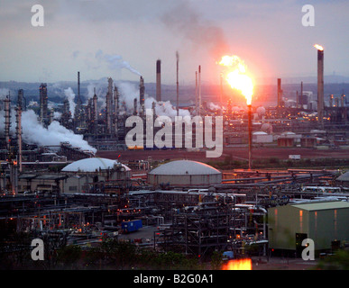 Torchère brûler de l'essence à la raffinerie de Grangemouth au crépuscule près de Falkirk Scotland UK 2904 2008 Banque D'Images