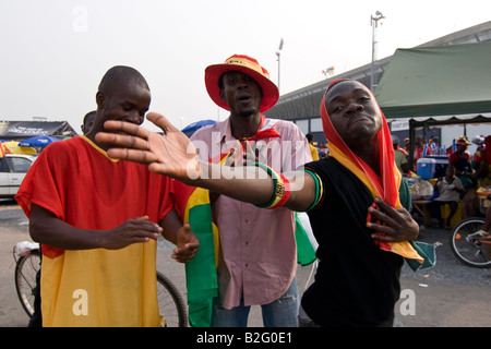 Les supporters de football à l'extérieur Stade Ohene Djan le jour de l'inauguration du stade de football coupe d'Afrique des Nations Ghana 2008 Banque D'Images