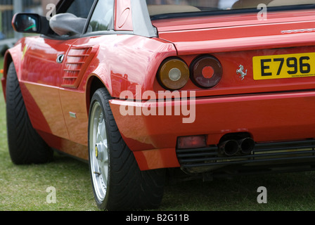 Rouge Ferrari roulant sur l'herbe au Motor Show Banque D'Images