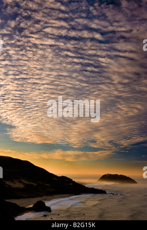 Les nuages du matin au lever du soleil le long de côte de Big Sur. Banque D'Images