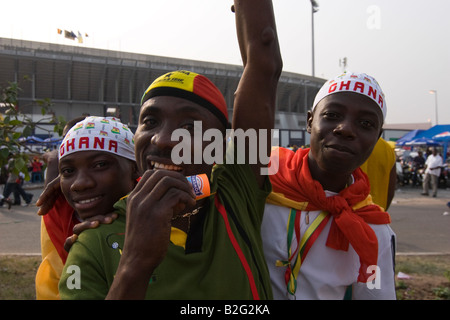 Les supporters de football à l'extérieur Stade Ohene Djan le jour de l'inauguration du stade de football coupe d'Afrique des Nations Ghana 2008 Banque D'Images