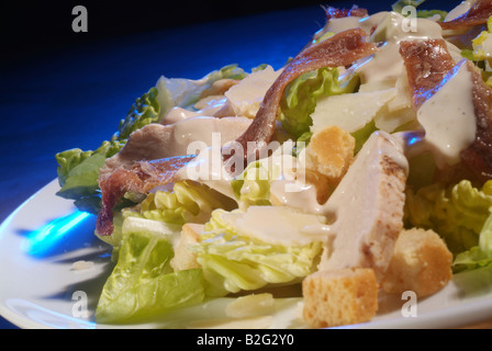 Une assiette de salade césar au poulet avec filets d'anchois,laitue et croûtons Banque D'Images