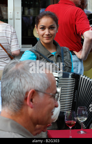 Une jeune femme jouant de l'accordéon divertir les gens à l'Hannover wine festival Banque D'Images