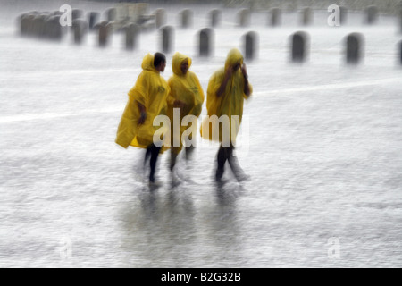 Trois touristes dans de fortes pluies à St Peters Square, Rome Banque D'Images