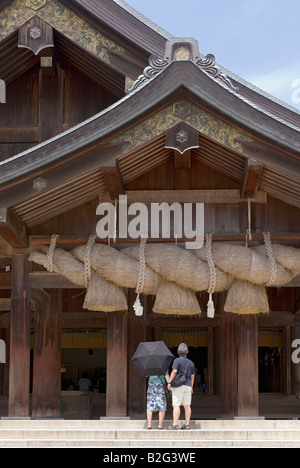 La corde de fils tordus géant de l'espace extra-culte est un symbole du Grand sanctuaire d'Izumo situé près de Matsue dans la préfecture de Shimane Banque D'Images