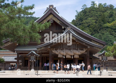 La corde de fils tordus géant de l'espace extra-culte est un symbole du Grand sanctuaire d'Izumo situé près de Matsue dans la préfecture de Shimane Banque D'Images