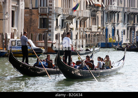 Deux gondoles rempli de touristes sur le Grand Canal, Venise, Italie Banque D'Images