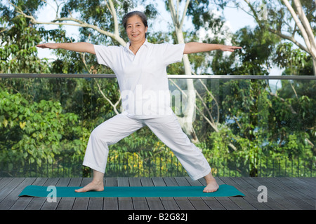 Portrait of a senior woman practicing yoga Banque D'Images