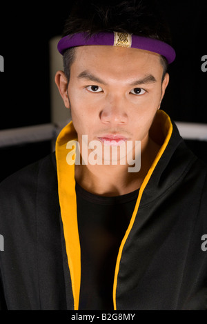 Portrait d'un jeune homme portant une robe Banque D'Images