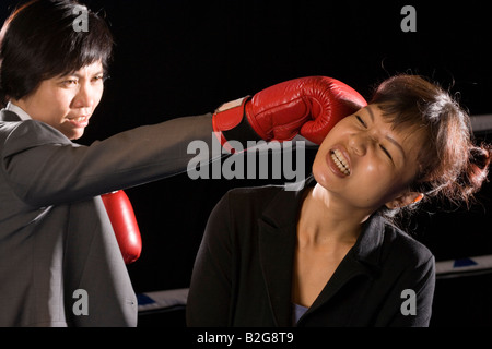 Les femmes d'être frappé par son adversaire dans un ring de boxe Banque D'Images