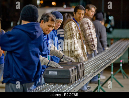 Le soir de l'élection une urne mobile à partir de la machine de vote électronique arrive Orange County d'enregistrement des électeurs Santa Ana CA Banque D'Images