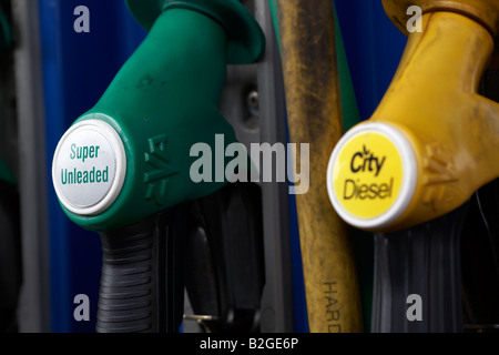 Les poignées de la ville super sans plomb et diesel pompes de carburant à une station-service garage comté de Down en Irlande du Nord Banque D'Images