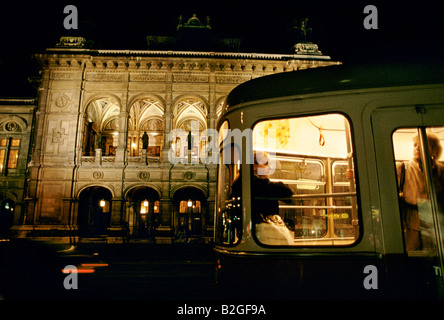 Vienne 1995 UN TRAMWAY AUTOMOBILE PASSE DE L'OPÉRA QUI ATTIRE LES MEILLEURS MUSICIENS AU MONDE Banque D'Images