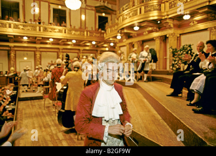 L'ORCHESTRE DE L'MOZART PLAYERS EN COSTUME QUITTE LA SCÈNE D'APPLAUDISSEMENTS APRÈS UN CONCERT Mozart de Vienne de l'IIN Banque D'Images