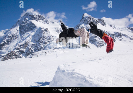 Ski acrobatique Saut ski skieur skieur skisport neige montagnes vol saut Banque D'Images