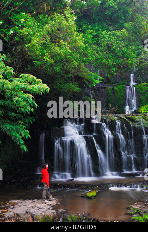 Wanderer femme purakaunui falls cascade parc forestier de catlins Otago ile sud Nouvelle zelande Banque D'Images