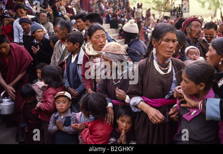 Les pèlerins attendent un "Rimpoche', (une réincarnation d'un grand lama). Leh, Ladakh, Jammu-et-Cachemire, l'Inde de l'état Banque D'Images