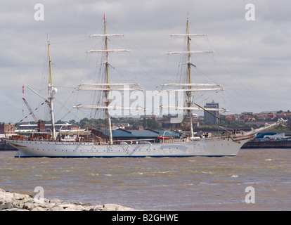 Le grand voilier norvégien Statsraad Lehmkuhl en route pour le début de la course des grands voiliers Mersey Liverpool Angleterre 2008 Banque D'Images