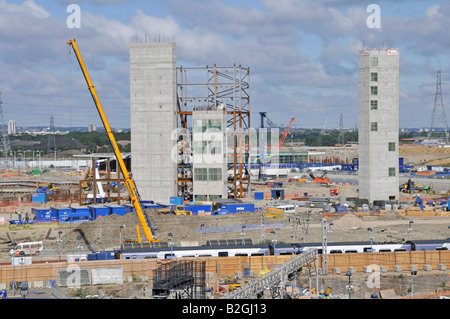 La gare de Stratford, les travaux de construction autour de site pour l'organisation des Jeux Olympiques de 2012 & Stratford International Station village lointain Banque D'Images