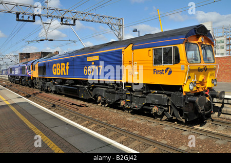 Locomotives de fret diesel 66717 nommé bon vieux garçon en première livrée avec feu de GBRf 66729 vu à Stratford East London Banque D'Images